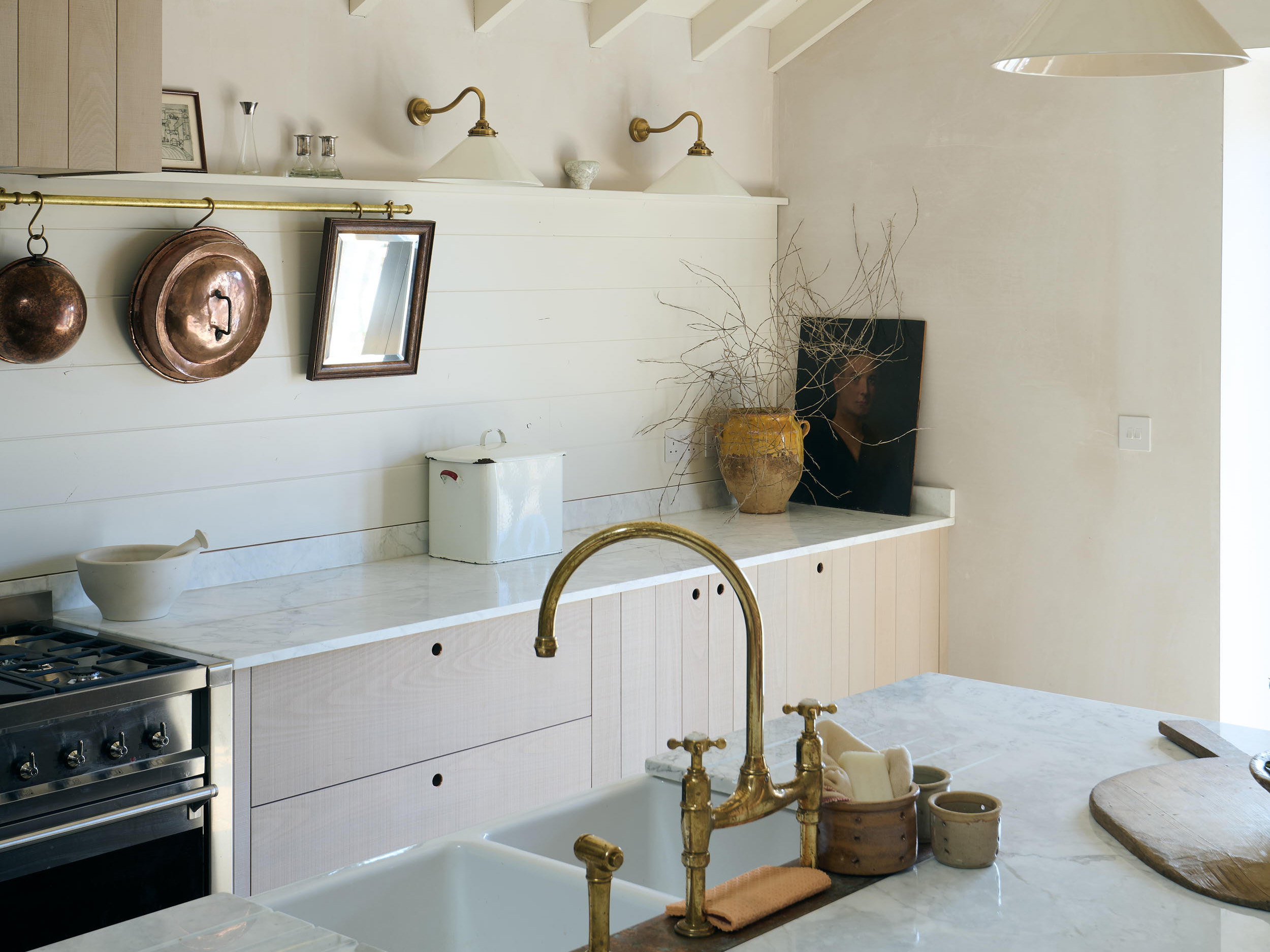 white farmhouse kitchen sink