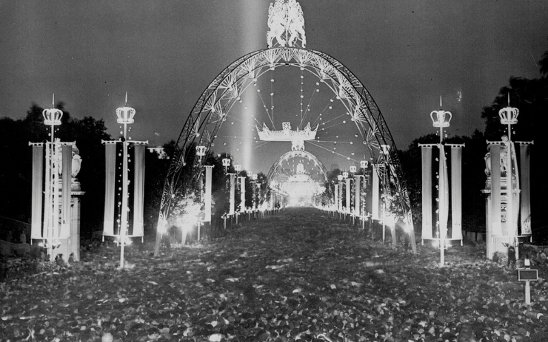 A black and white photo showing Jubilant crowds congregating on The Mall after the coronation of Queen Elizabeth II in 1953