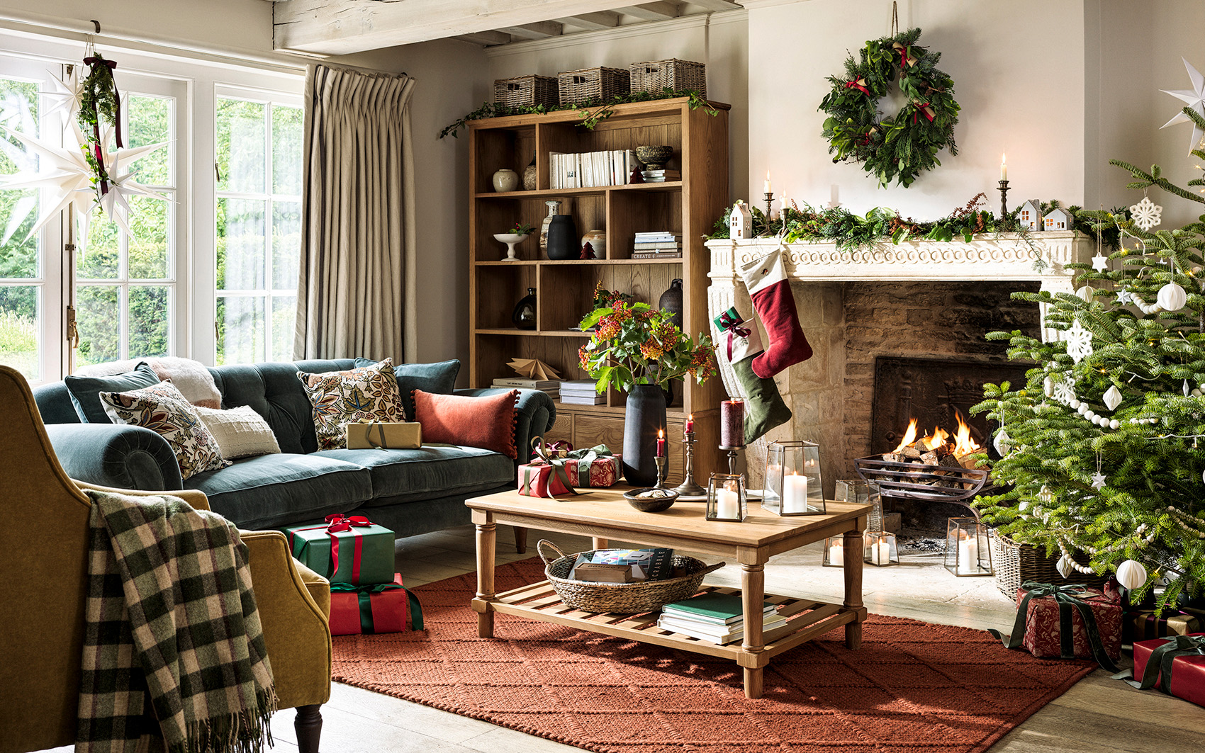 christmas-2023-gwendolen-coffee-table-large-faux-tea-rose-and-eucalyptus-garland