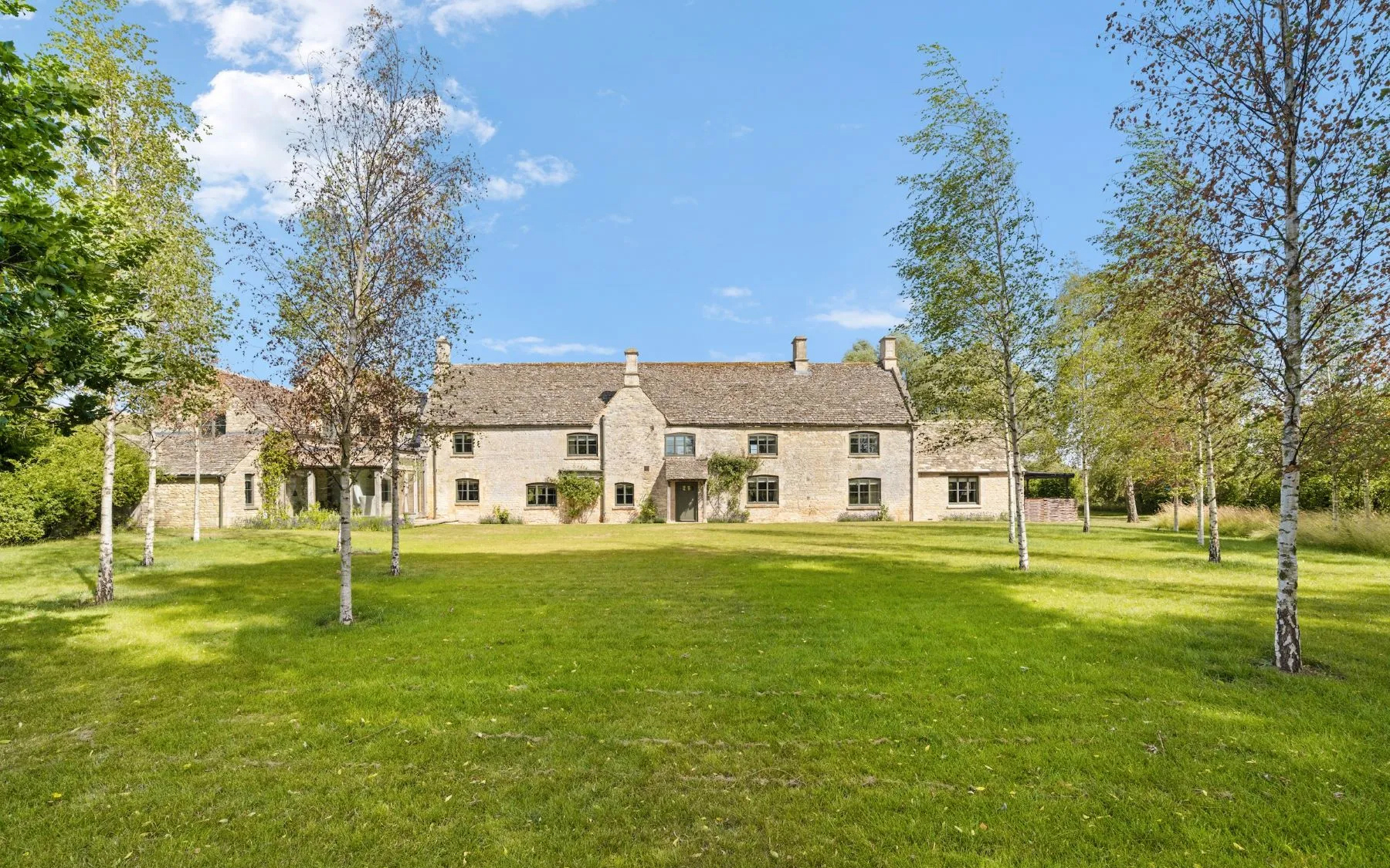 exterior of ellen degeneres cotswold home