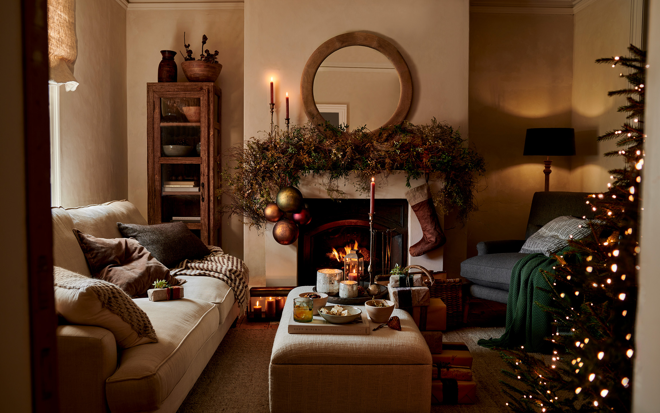 cohesive christmas decorating
