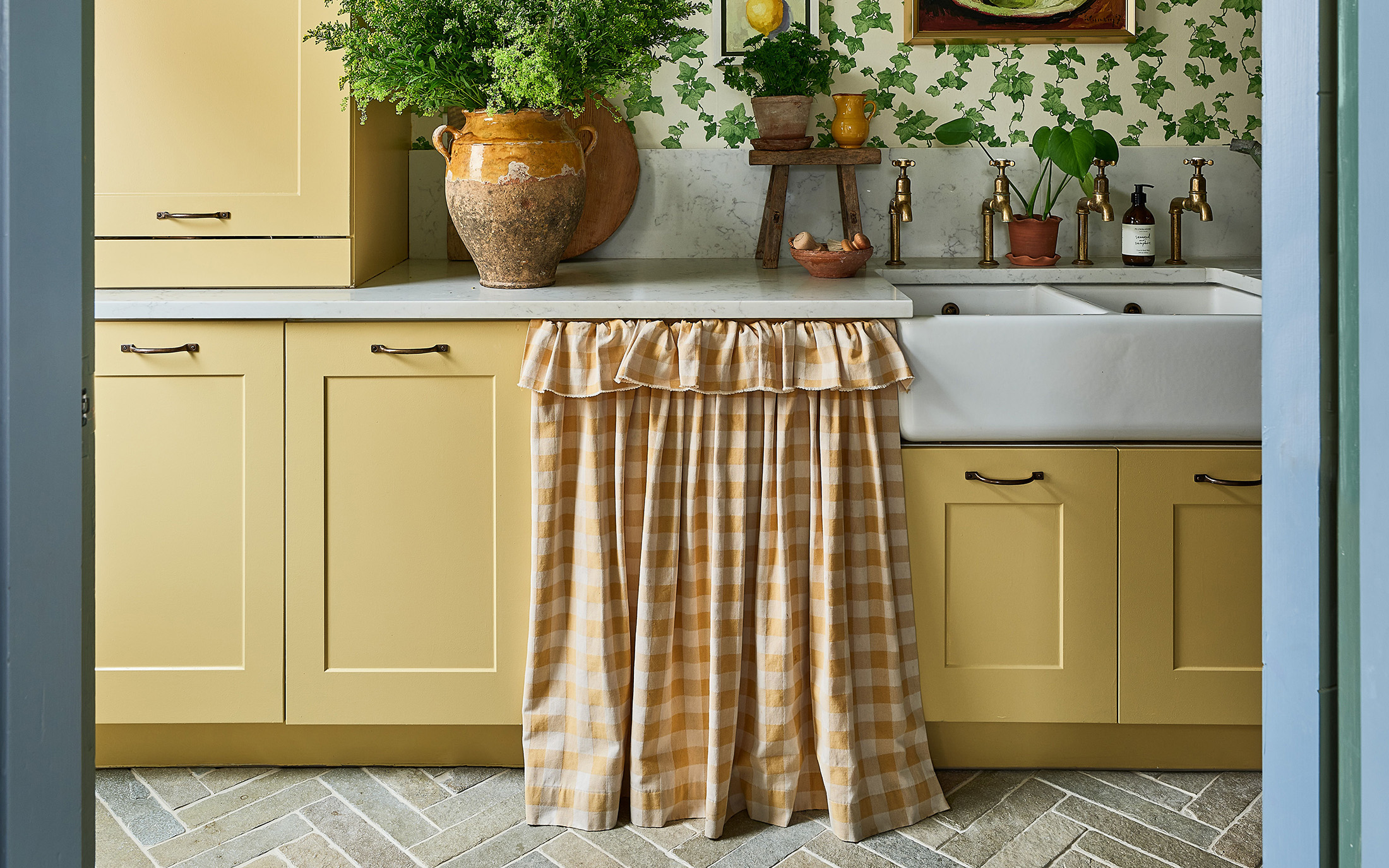Ca’ Pietra kitchen fabric skirt in gingham print