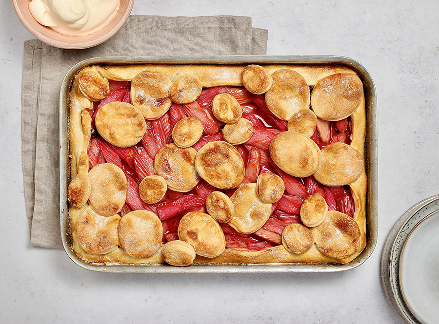 Rhubarb traybake