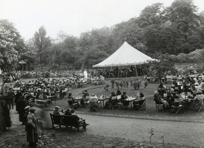 A black and white photograph of the Chelea Flower Show at Ranelagh Gardens in 1937